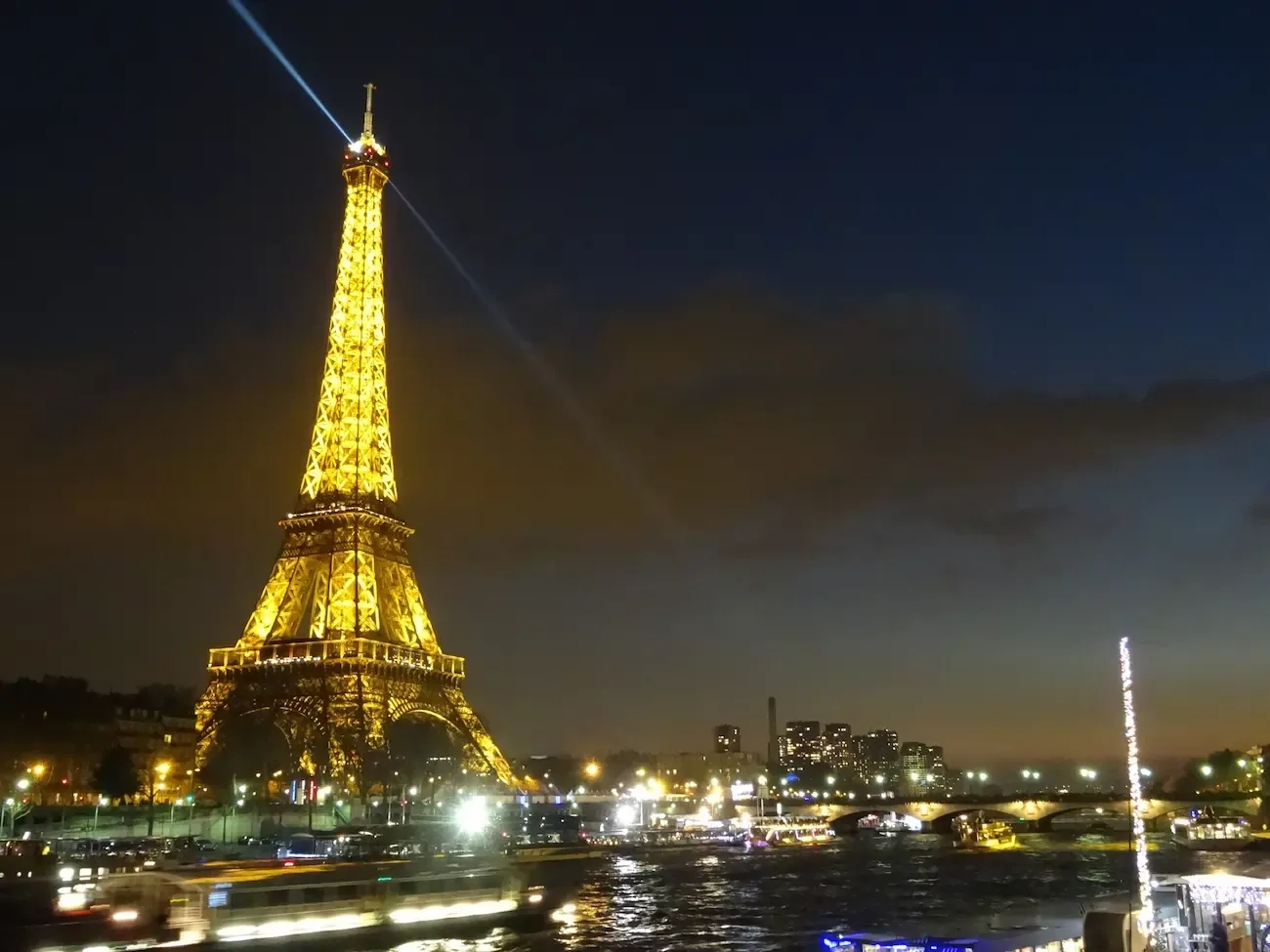 eiffel tower sparkle times